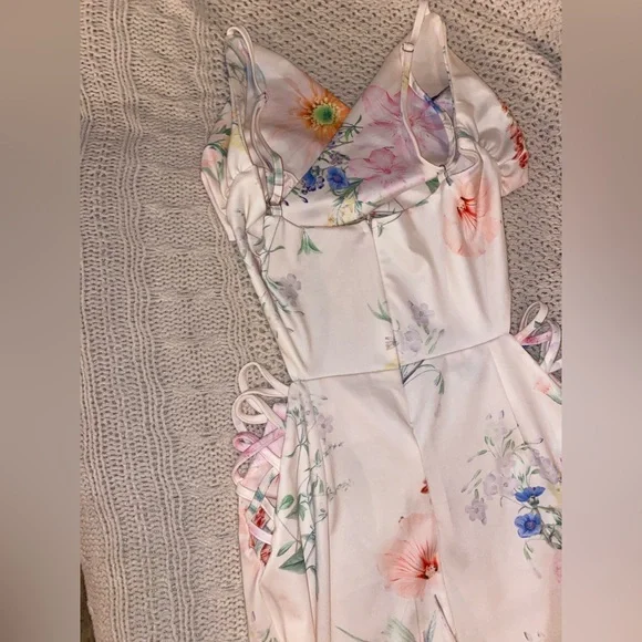 super cute floral dress with cutouts - Picture 8 of 9